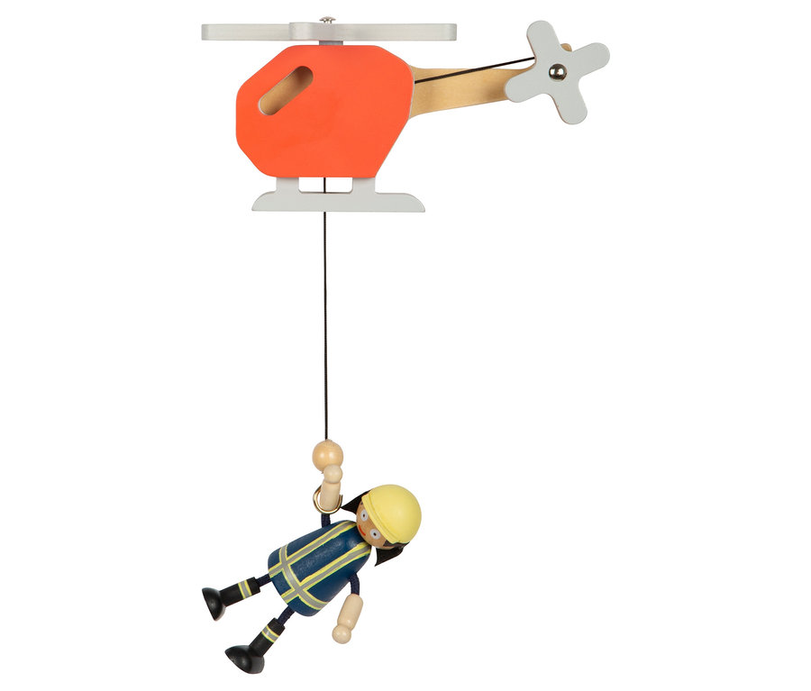 Ein roter Spielzeug-Hubschrauber mit einer kleinen Figur, die an einem Seil hängt. Die Figur trägt einen gelben Helm.