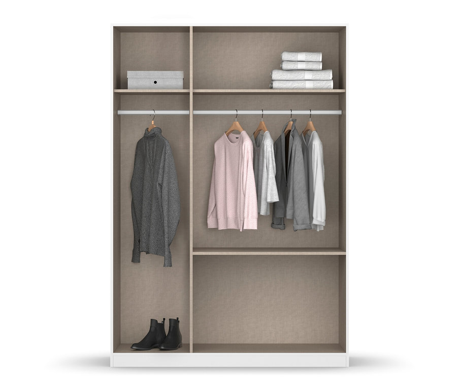 Innenansicht eines Kleiderschranks mit Kleidung, Schuhen und einer Kiste.