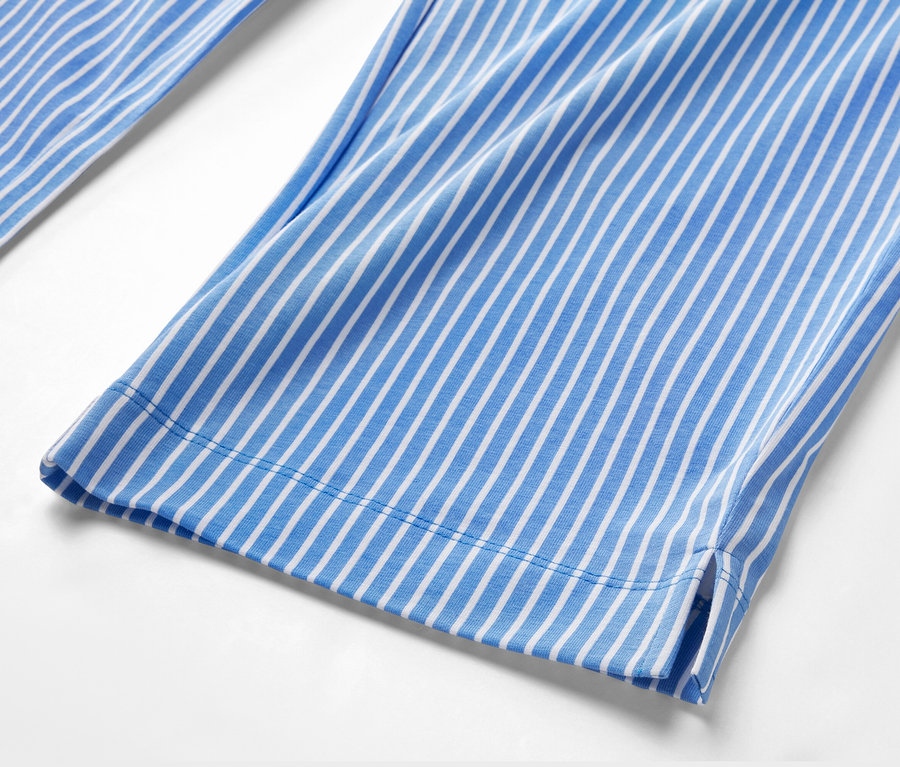 Detailaufnahme einer blau-weiß gestreiften Pyjamahose.