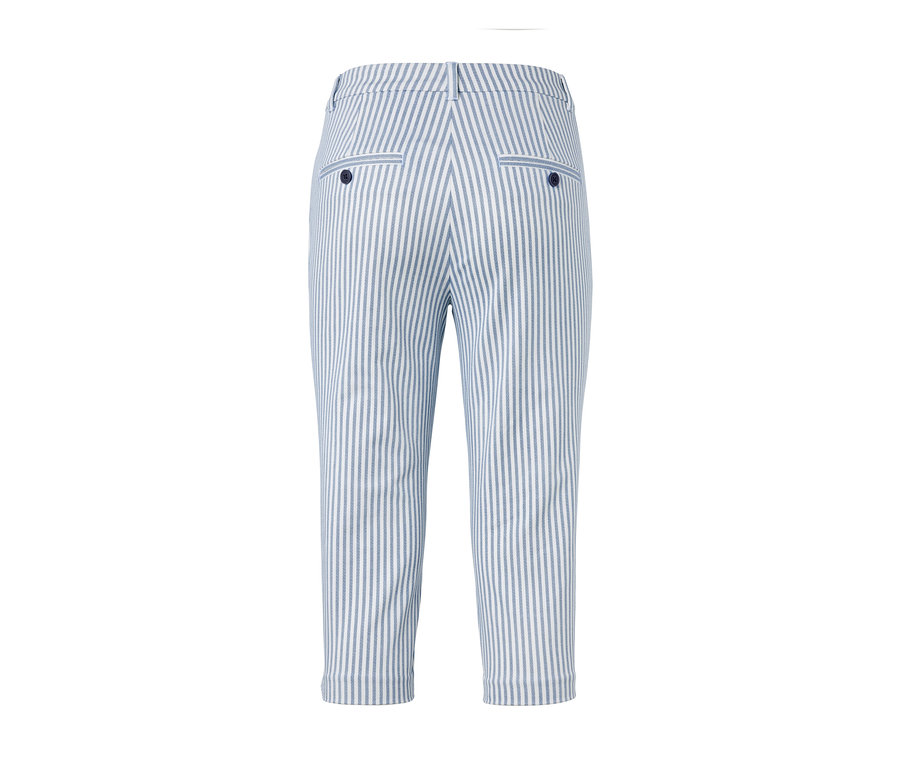 Detailansicht der Rückseite einer 3/4-Stretch-Twill-Hose mit blau-weissen Streifen.