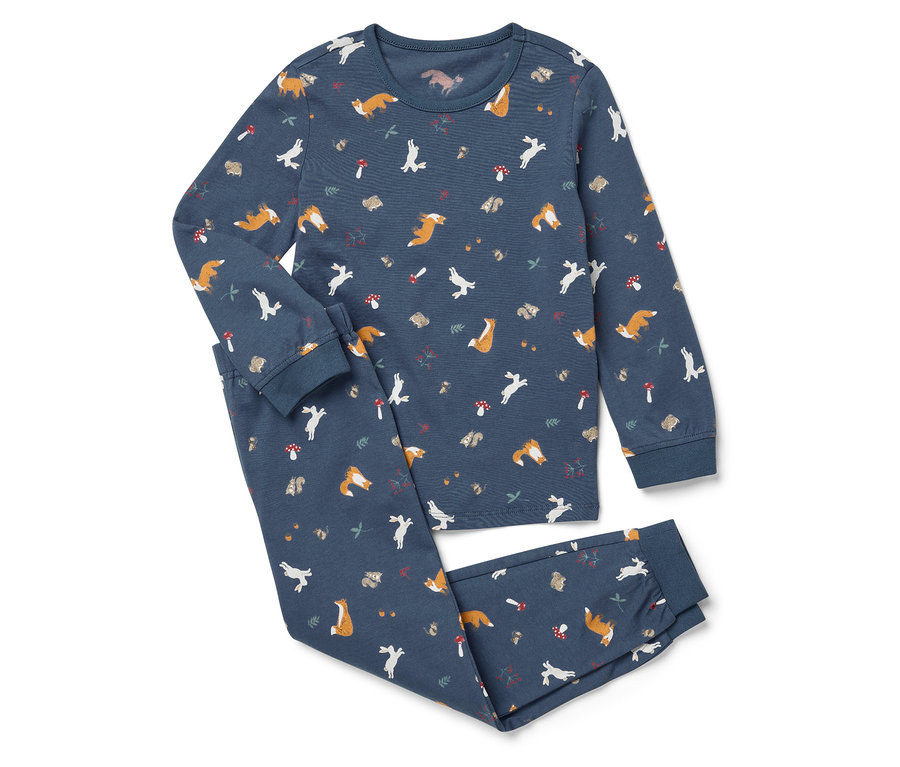 Blauer Schlafanzug mit Fuchs-, Hasen-, Pilz- und Igelmuster.
