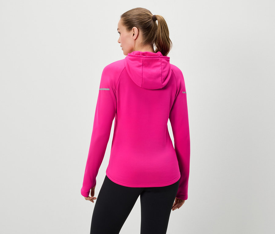 Von hinten ist eine Frau mit zum Pferdeschwanz hochgebundenen Haaren zu sehen, die einen pinkfarbenen Kapuzenpullover und schwarze Leggings trägt.