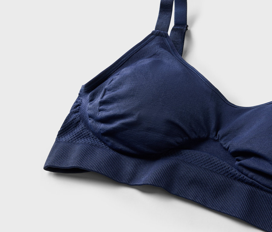 Detailaufnahme eines blauen BHs.