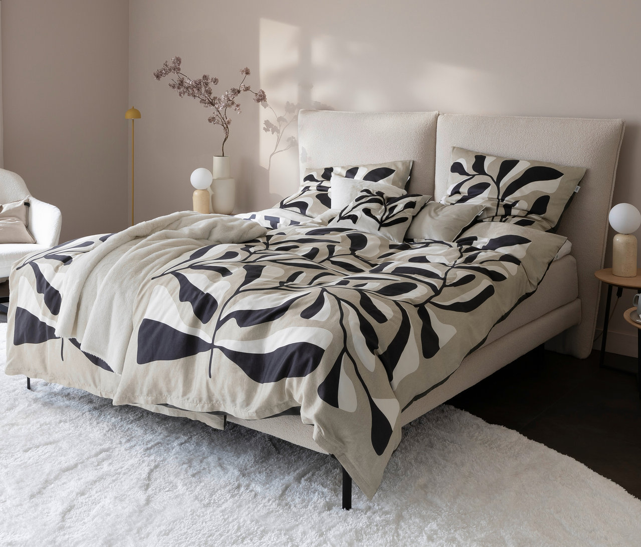 Bett mit grauer SCHÖNER WOHNEN-Kollektion »PLANT« Bettwäsche in Über- und Normalgröße.