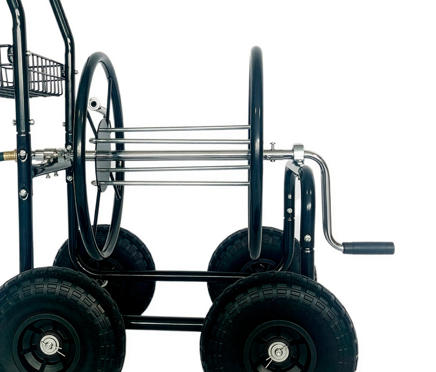 Schwarzer Schlauchwagen mit vier Rädern und einer Kurbel.