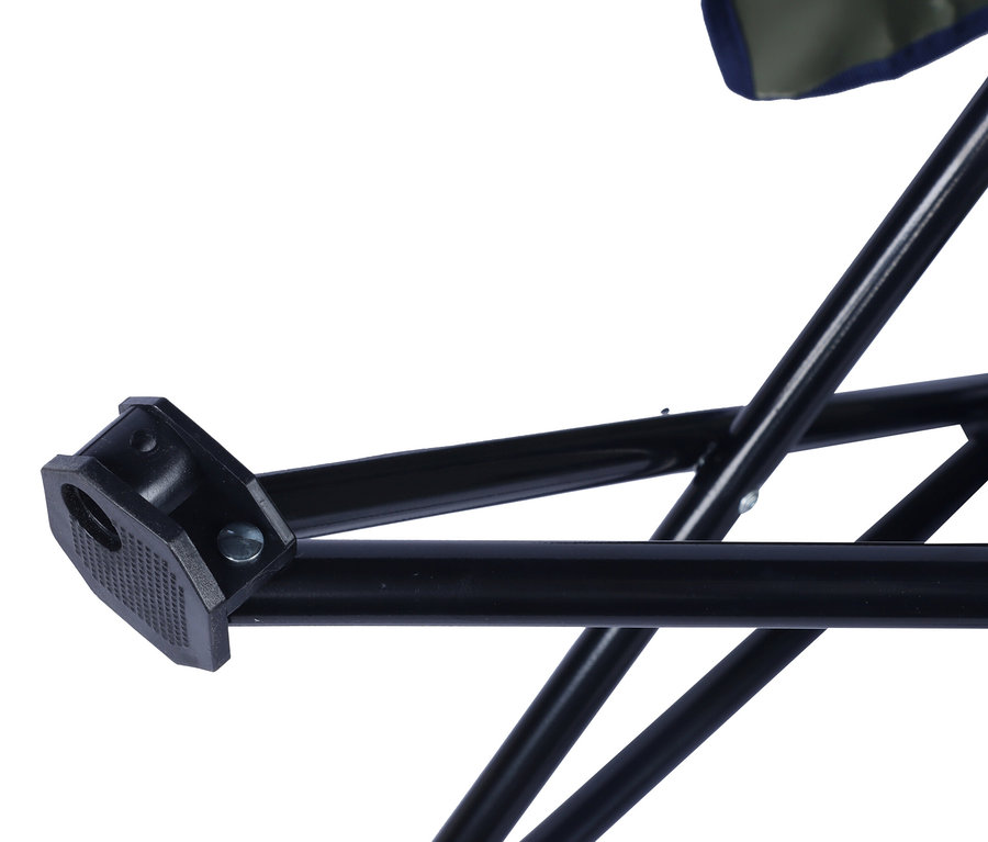 Nahaufnahme vom Fuß eines Tambu Campingstuhls »LAJA« mit schwarzem Gestell und Fußteil.