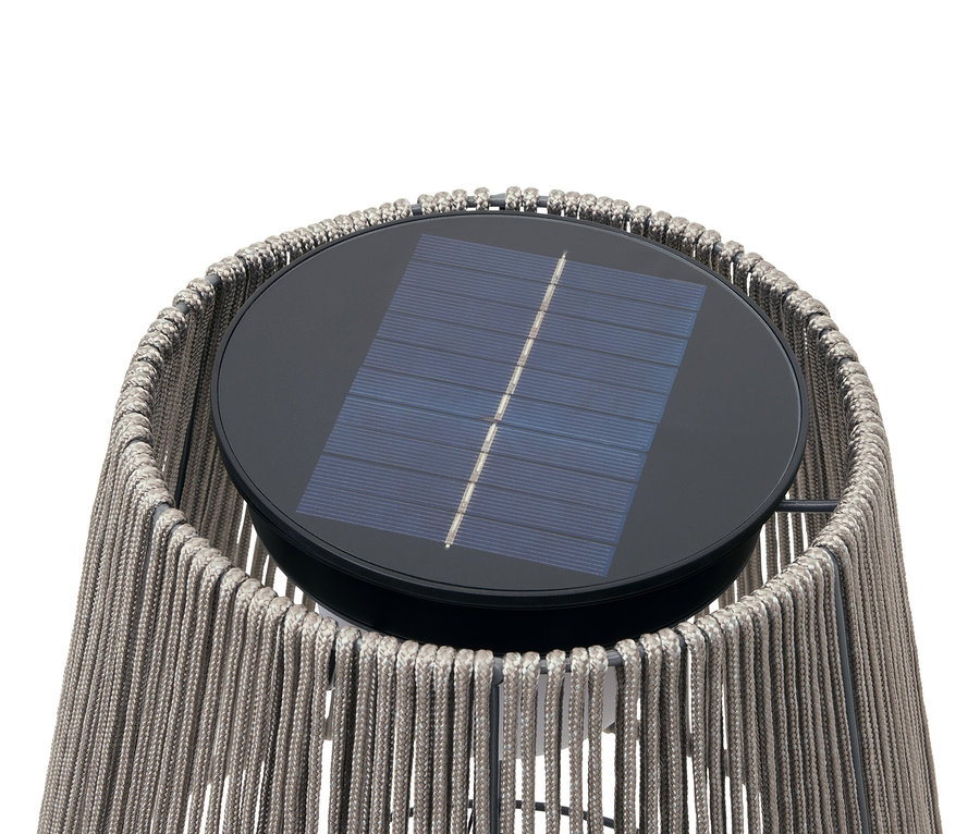 Nahaufnahme einer Solarleuchte mit geflochtener Schnur und einem schwarzen Solarpanel oben.