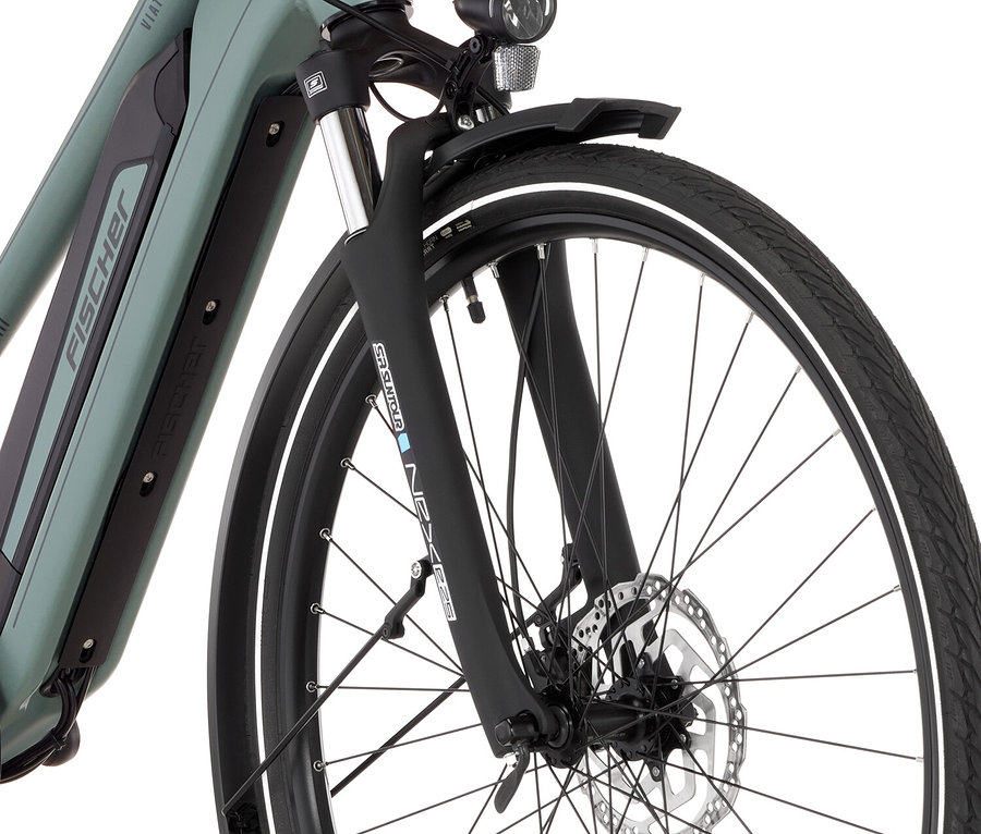 Nahaufnahme eines Fischer Viator 2.1, 55 cm Fahrrads, das einen Vorderreifen, eine Lampe und eine Federgabel zeigt.