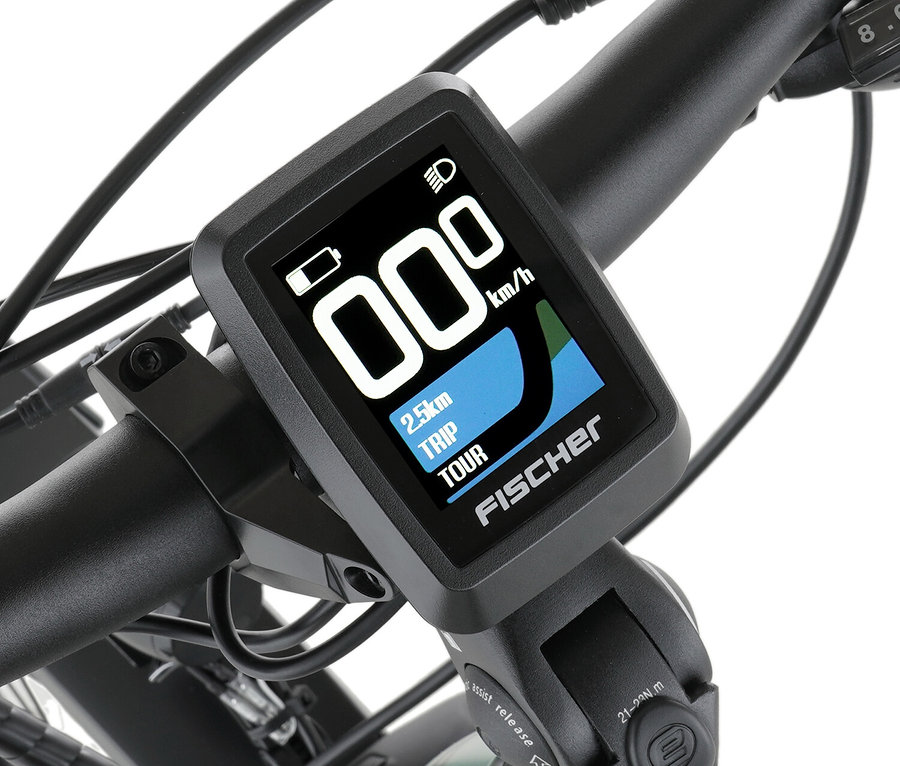 Nahaufnahme des Displays eines Fischer Viator 2.1 E-Bikes, das am Lenker befestigt ist und Informationen wie Geschwindigkeit und Batteriestand anzeigt.