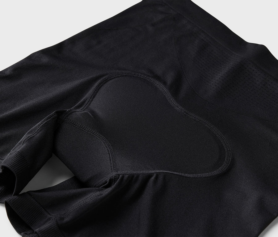 Nahaufnahme von schwarzen Radsportshorts mit Sitzpolster.