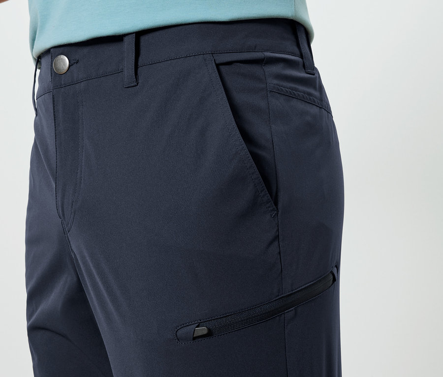 Nahaufnahme einer dunkelblauen Hose mit einer Tasche und einem Reißverschluss.