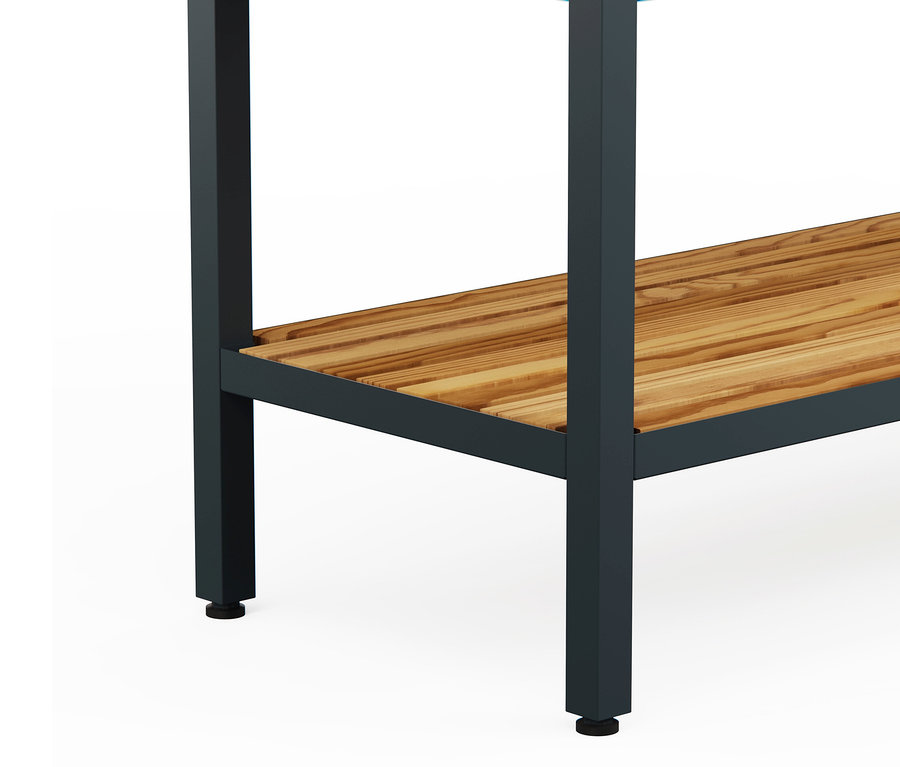 Nahaufnahme eines Tisches mit einer hölzernen Tischplatte und einem dunklen Metallgestell.