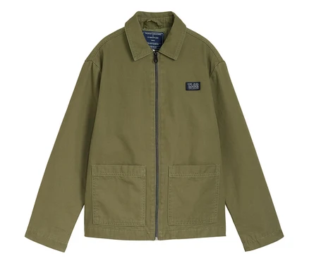 Eine grüne Jacke mit Reißverschluss und zwei Taschen ist zu sehen.