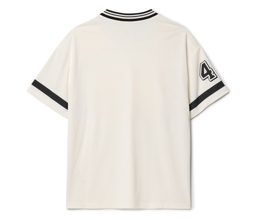 Rückansicht eines cremefarbenen T-Shirts mit schwarzen Streifen an Kragen und Ärmeln sowie der Zahl 4 auf dem Ärmel.