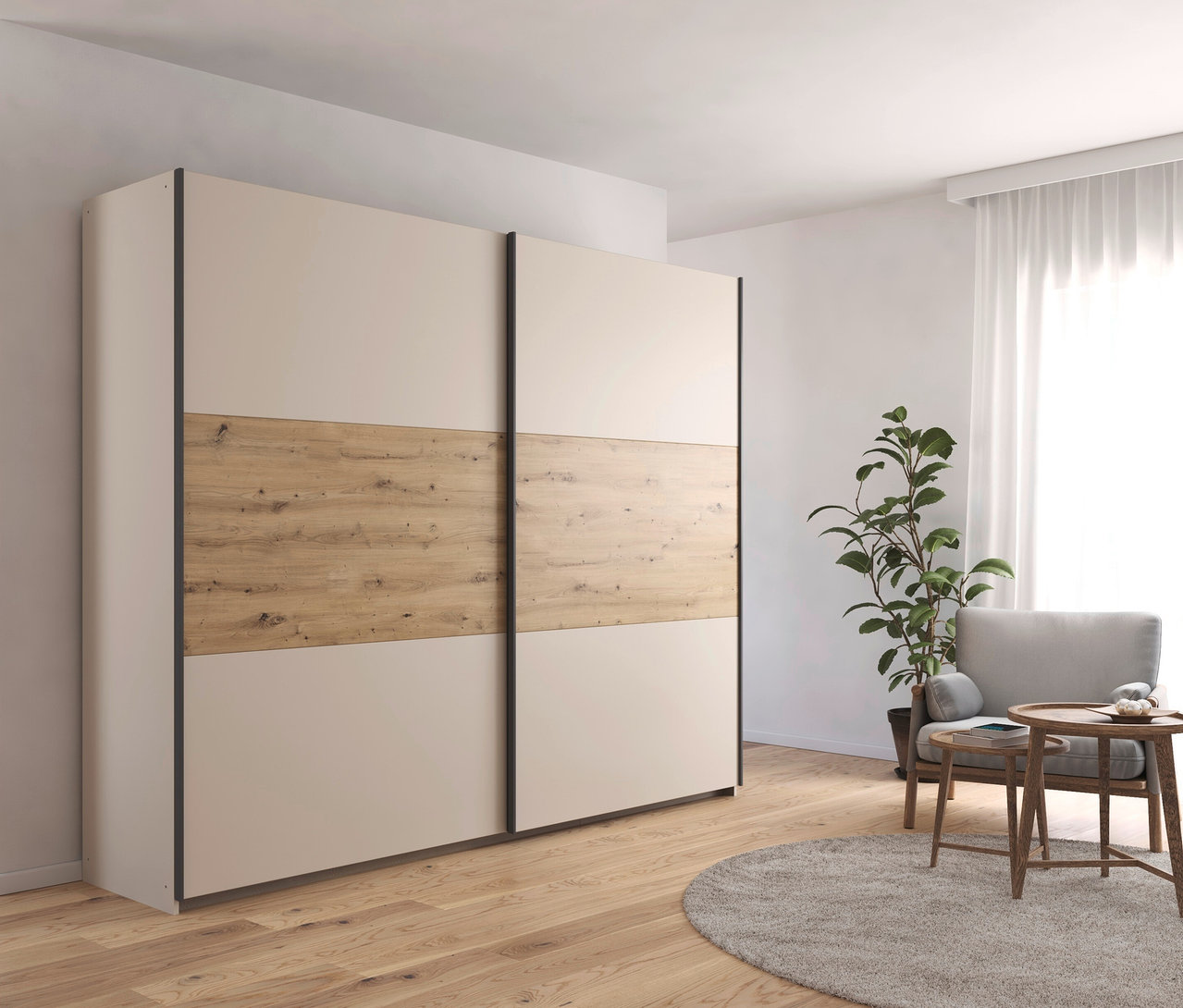 Schlafzimmer mit großem Schiebetürenschrank in Weiß und Holz, Sessel, Tisch und Pflanze auf rundem Teppich.