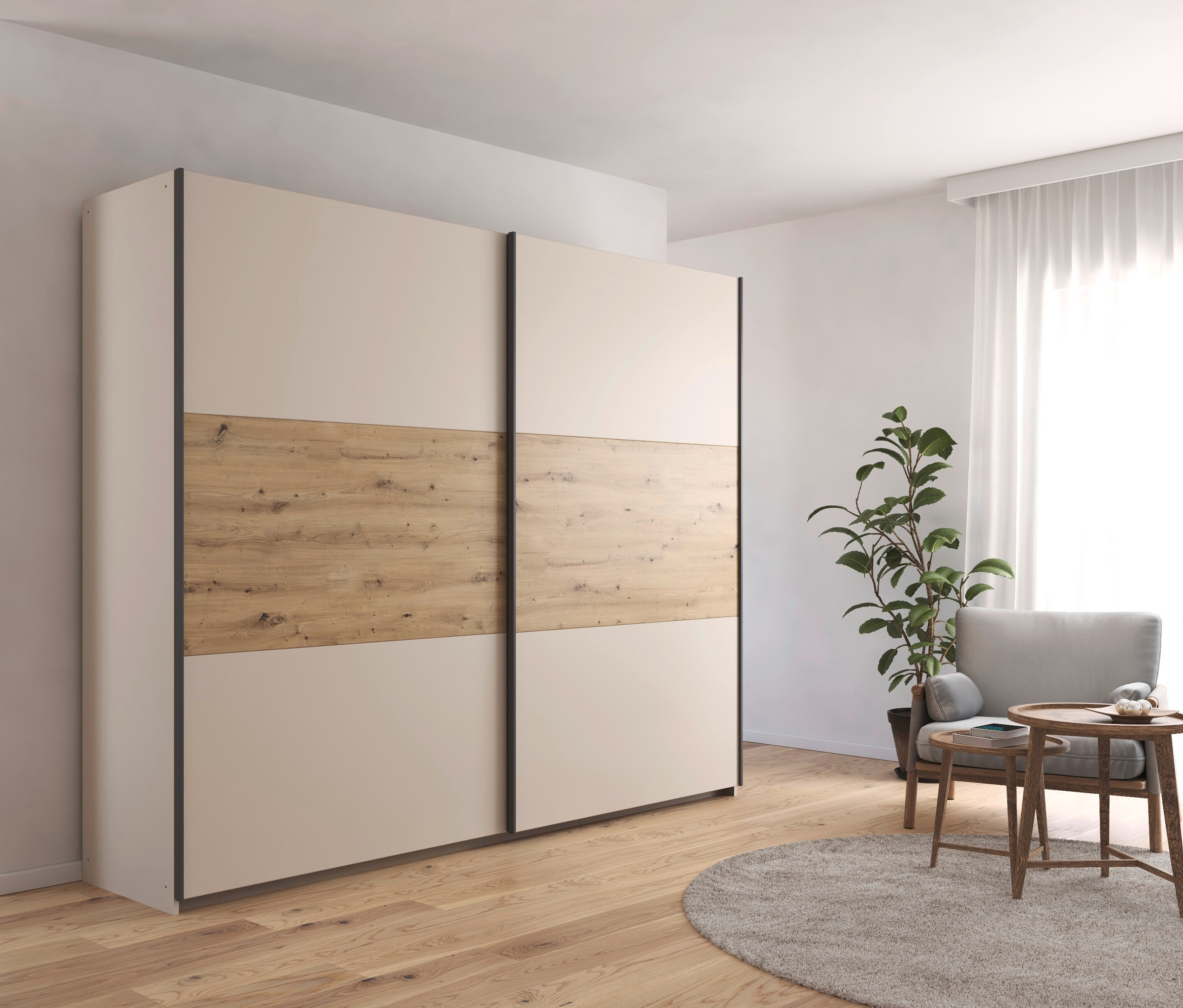 Schlafzimmer mit großem Schiebetürenschrank in Weiß und Holz, Sessel, Tisch und Pflanze auf rundem Teppich.