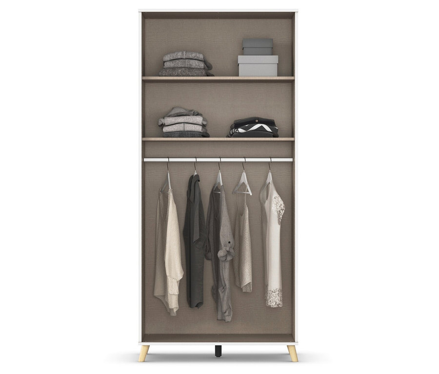 Offener Kleiderschrank mit Kleidung auf der Stange und gefalteter Kleidung auf den Regalen.