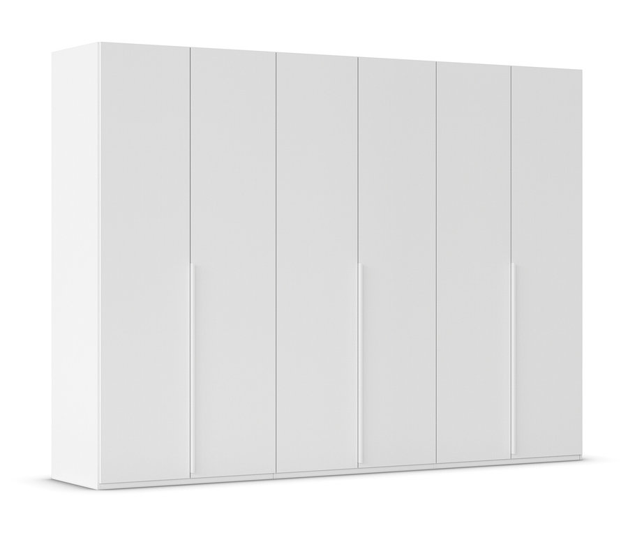 Weißer Kleiderschrank mit sechs Türen und langen, schmalen Griffen.