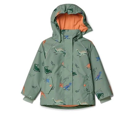 Eine grüne Kinderjacke mit Kapuze und Dinosaurier-Muster liegt auf einem weißen Hintergrund.