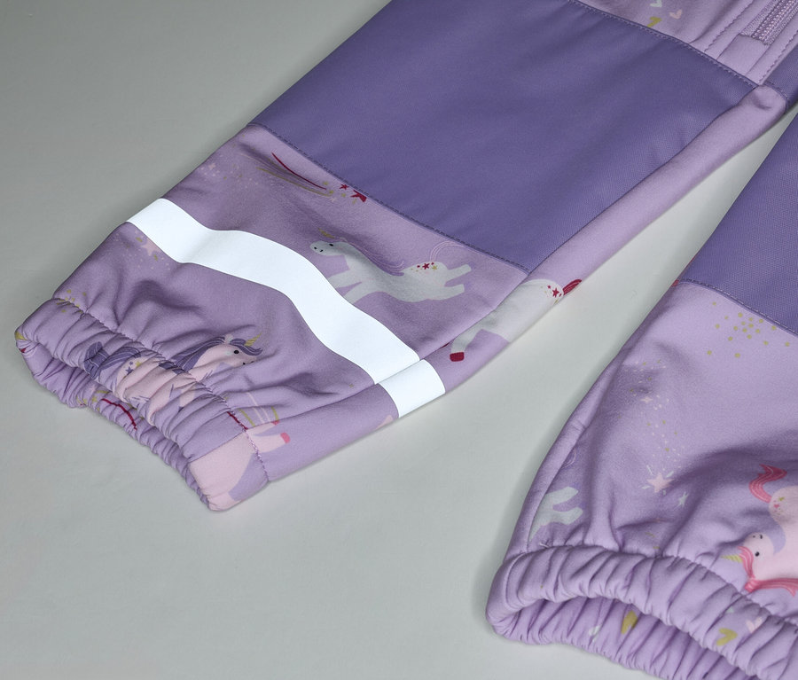 Nahaufnahme von lila Kinderhosen mit Einhornmuster und reflektierendem Streifen am Ärmel.