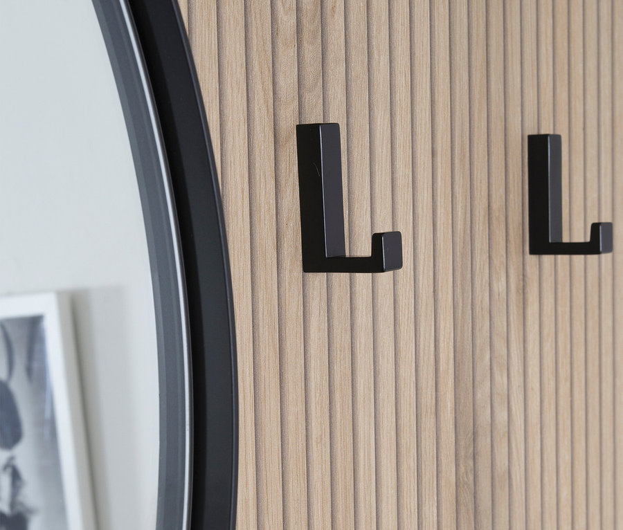 Detailaufnahme einer Roba Kompaktgarderobe »Salon« mit Spiegel und zwei schwarzen Haken an einer hellen Holzwand.