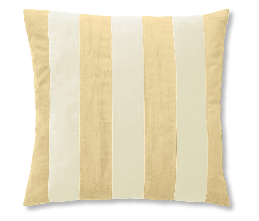 Ein beiges Essenza Samt-Dekokissen Nino mit vertikalen Streifen in Hell- und Dunkelbeige.