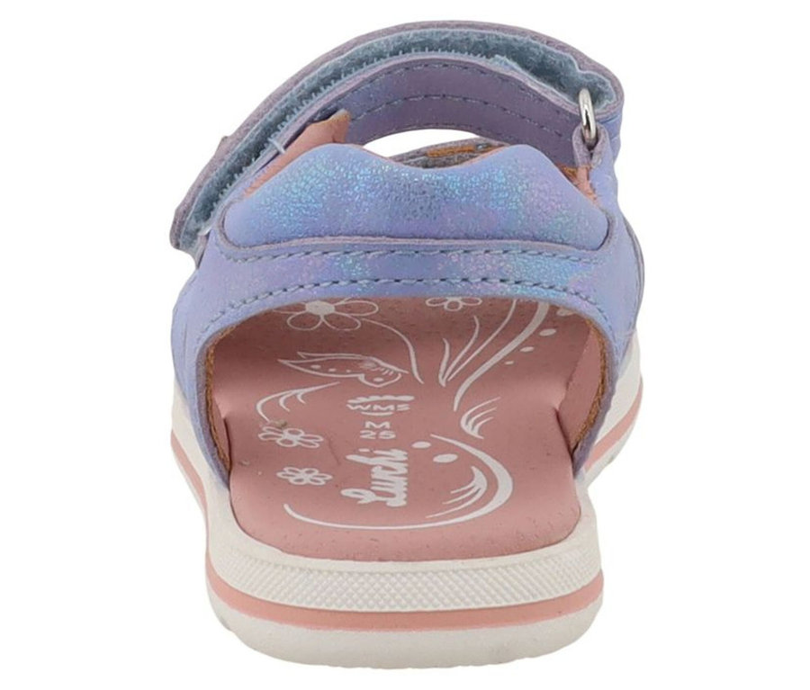 LURCHI Mädchen-Sandale »Carin« in Blau, von hinten gesehen. Sie hat ein irisierendes Obermaterial, Klettverschluss und eine rosa Innensohle mit weißen Blumenmustern und LURCHI-Logo. Die Sohle ist weiß mit einem rosa Streifen.