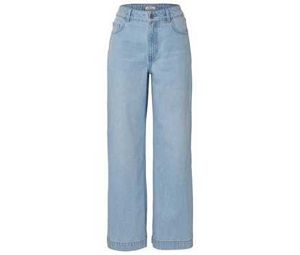 Hellblaue, ausgestellte Jeanshose mit geradem Bein und hochgekrempeltem Saum vor weißem Hintergrund.