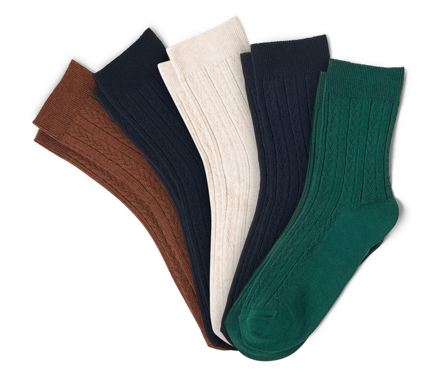 Fünf Socken mit Zopfmuster, aufgefächert auf weißem Hintergrund. Von links nach rechts sind die Socken braun, dunkelblau, cremefarben, dunkelblau und grün.