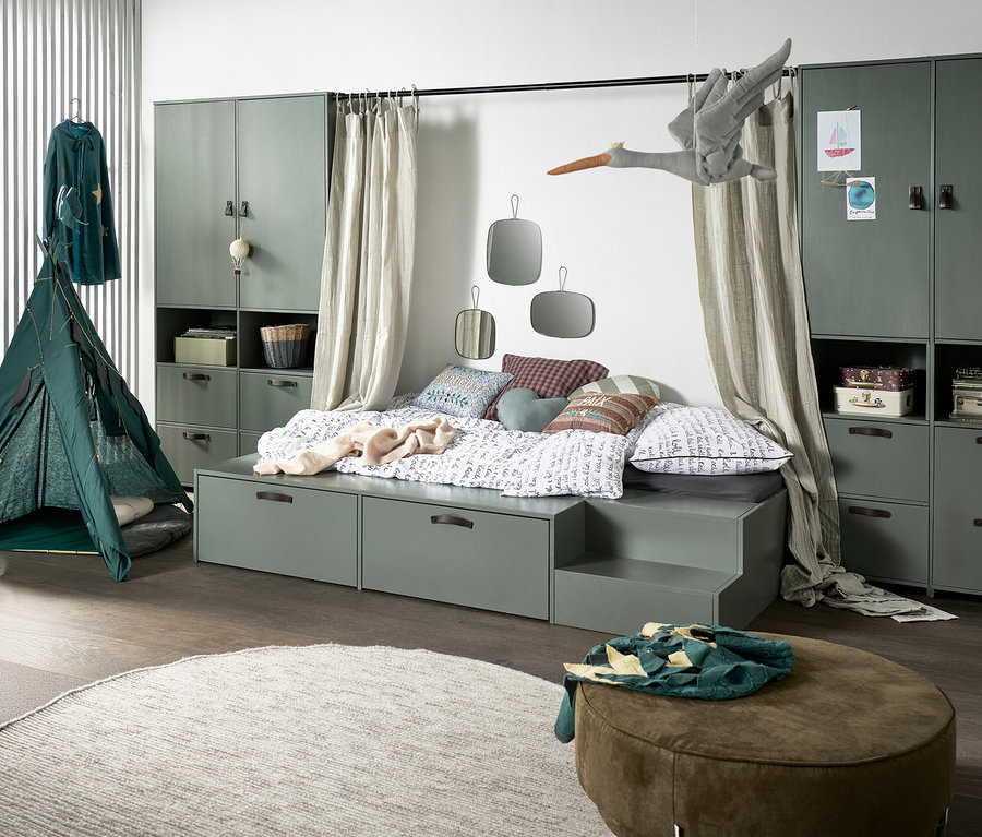 Kinderzimmer mit grünem vtwonen Schrank »Stage« kiefer soap, Spielzelt, Bett mit Kissen und Dekoration.