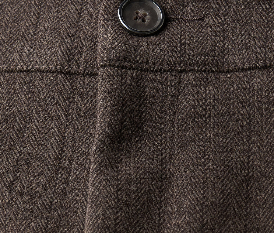 Nahaufnahme einer braunen Street One Hose Straight Leg mit Knopf.