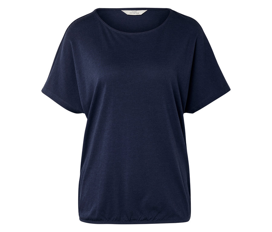 Ein marineblaues T-Shirt liegt auf einer weißen Oberfläche.