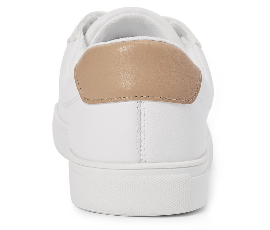 Rückansicht eines weißen Sneakers mit beiger Fersenlasche.