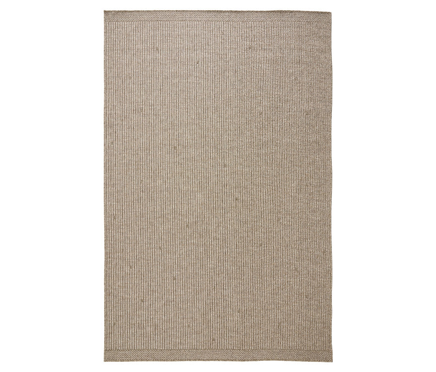 Ein beiger Teppich mit vertikalen Streifen liegt auf einem weißen Hintergrund.