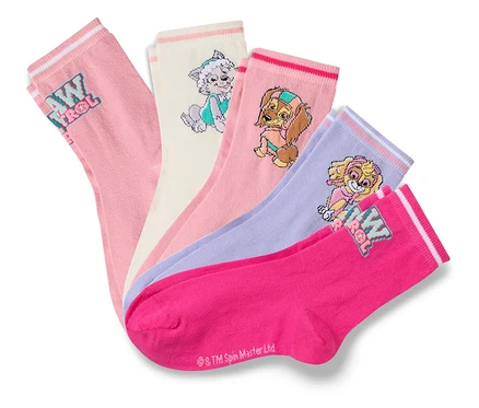 Fünf Paar bunte Socken mit Paw Patrol Motiven liegen übereinander.