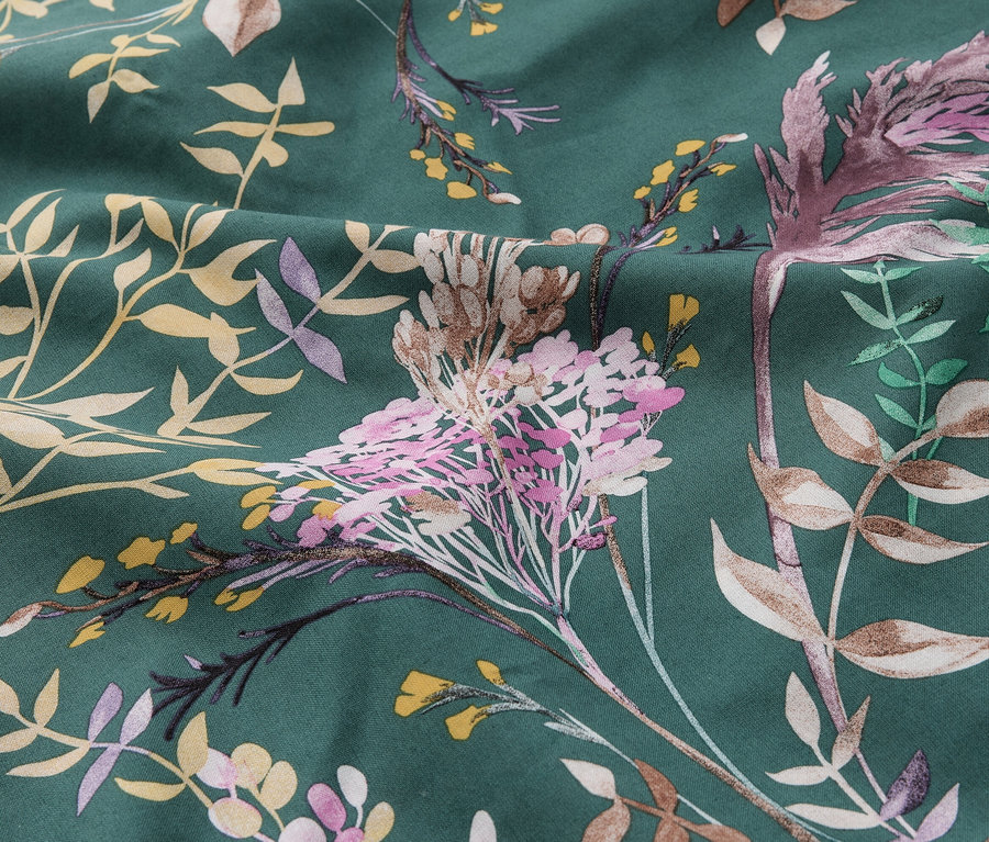 Dunkelgrüner Stoff mit floralem Muster in Rosa, Lila, Gelb und Braun.