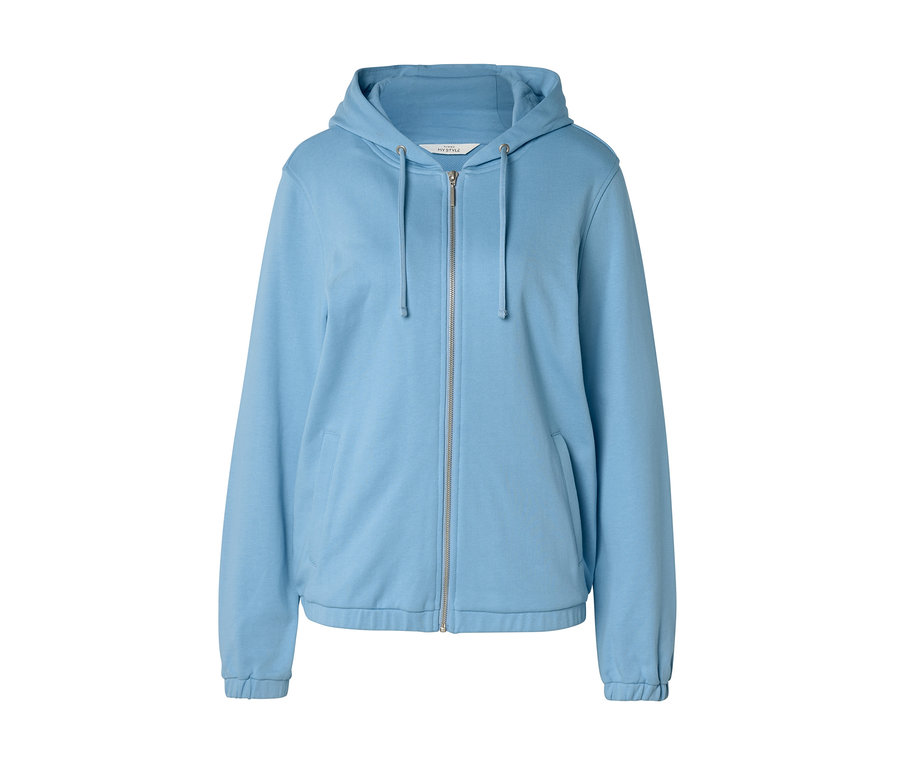 Hellblauer Kapuzenpullover mit Reißverschluss, Kapuze, Kordelzügen, silbernem Reißverschluss, zwei Vordertaschen sowie gerippten Bündchen und Saum.