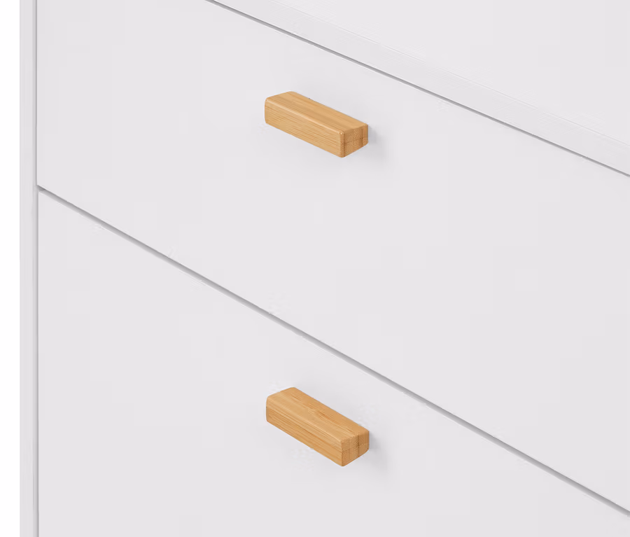 Nahaufnahme von zwei weißen Schubladen, jede mit einem rechteckigen hellen Holzgriff.