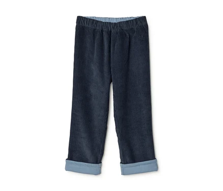 Dunkelblaue Cordhose mit Gummibund und hellblauen umgeschlagenen Bündchen.