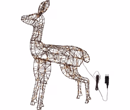 Hirschförmige Leuchtdekoration aus dunklem Drahtgeflecht mit integrierten warmweißen Lichtern, ein Stromkabel mit Adapter ist sichtbar.