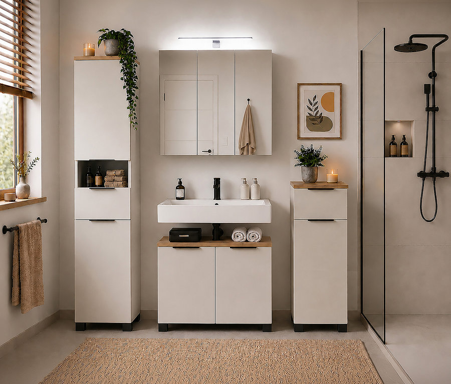 Modernes Badezimmer mit einem hellen Highboard »Saga«, 1-türig, links neben einem Fenster. In der Mitte befindet sich ein Waschtisch mit weißem Waschbecken und schwarzer Armatur, darüber ein Spiegelschrank. Rechts steht ein passender Hochschrank und eine begehbare Dusche mit schwarzer Duschgarnitur. Ein beiger Teppich liegt auf dem Boden.