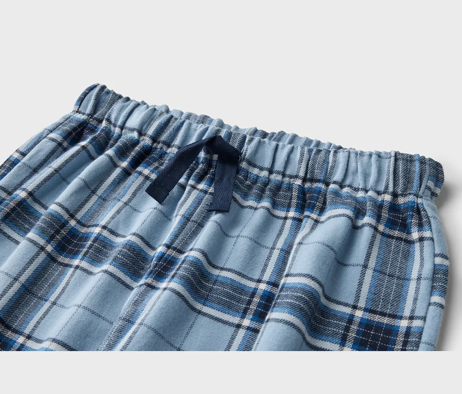 Hellblaue, karierte Pyjamahose mit Gummibund und dunkelblauem Kordelzug.