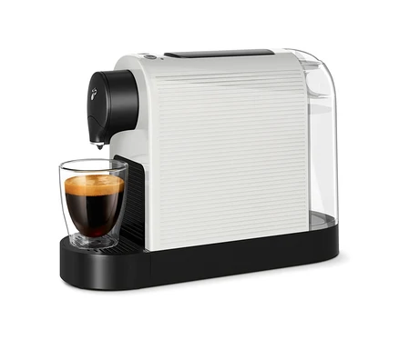 Eine weiße Cafissimo pure+ Kaffeemaschine füllt eine Tasse mit Kaffee.