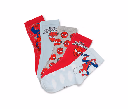 Fünf Paar Spiderman-Socken in verschiedenen Farben und Designs.