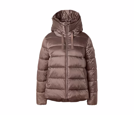 Glänzende, mokkafarbene Steppjacke mit hohem Kragen und Kapuze, mit Reißverschluss vorne.