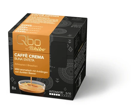Schwarze und orangefarbene Qbo by Tchibo Caffè Crema Buna Enteta Kaffeekapselpackung. Zeigt 8 Kapseln mild-aromatischen Kaffees aus Äthiopien/Brasilien mit dunklen Beerennoten, Intensität 5/10 und Kaffee, der in eine Tasse gegossen wird.