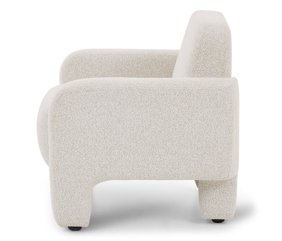 Seitenansicht eines modernen, cremefarbenen Bouclé-Sessels mit abgerundetem, klobigem Design und integrierten Beinen.