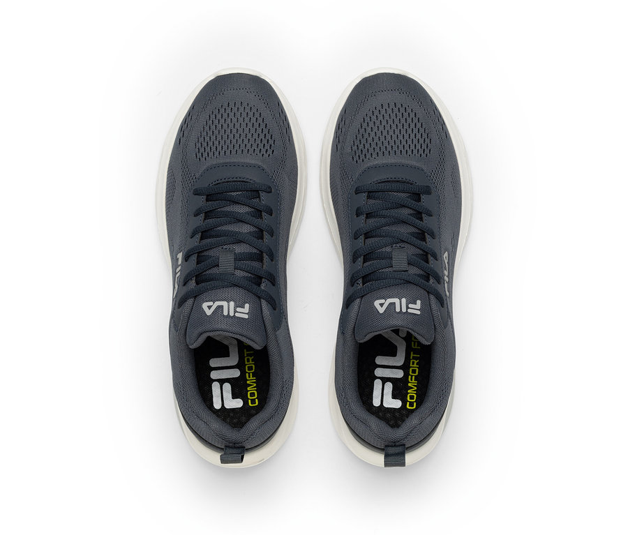 Ein Paar dunkelgraue Fila-Sneaker mit weißen Sohlen, von oben gesehen. Die Schuhe haben ein Mesh-Obermaterial und weiße Fila-Logos an den Seiten und Einlegesohlen, mit „COMFORT“-Schriftzug auf den Einlegesohlen.