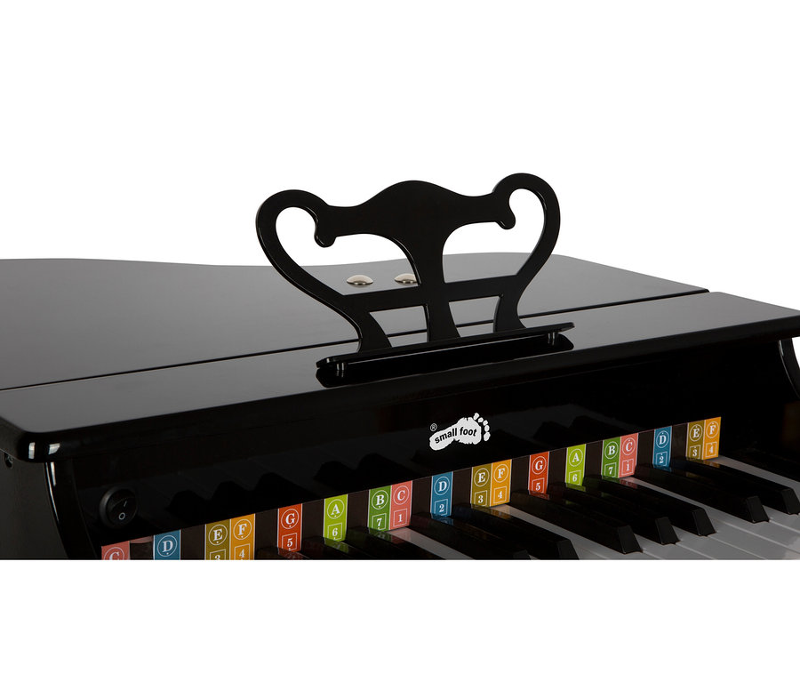 Schwarzes Spielzeugklavier mit Notenständer und bunten Tastenaufklebern mit Buchstaben und Zahlen.