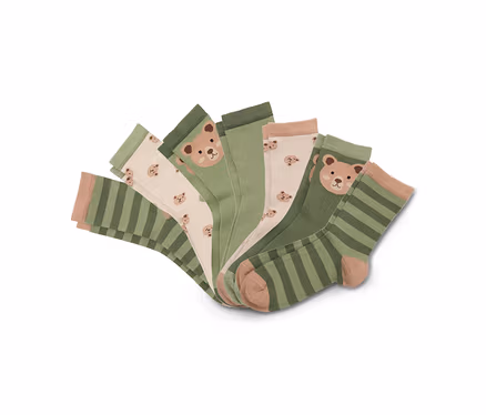 Fünf Socken liegen gefächert: grün gestreift, beige mit Bärchen, uni grün, beige mit Bärchen und grün gestreift.